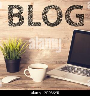 Blog Text mit Computer Tastatur, Tasse Kaffee und dem Blumentopf. Holztisch Hintergrund in Vintage getönt. Stockfoto