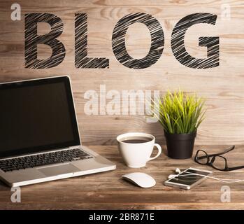 Blog Text mit Computer Tastatur, Tasse Kaffee und dem Blumentopf. Holztisch Hintergrund in Vintage getönt. Stockfoto