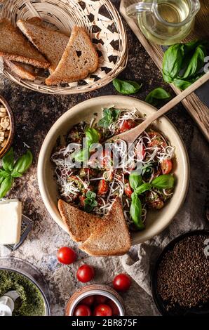 Organische Salat mit Basilikum Pesto und Nüsse, überbacken mit Käse und knusprigem Toast Stockfoto