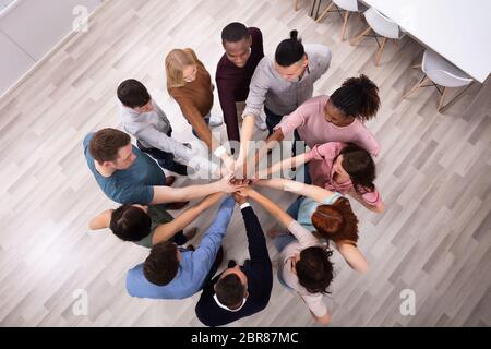 Hohe Betrachtungswinkel der Multirassischen Freund Stapeln Hand zusammen Stockfoto