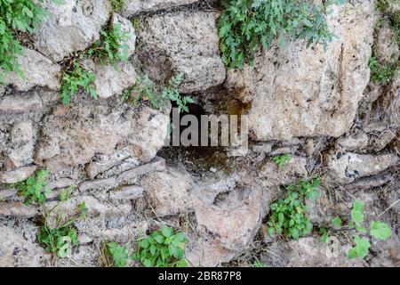 Loch in der Wand aus Kalkstein. Nische in der Wand. Stockfoto