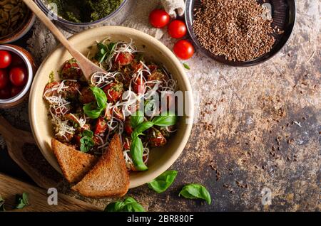 Organische Salat mit Basilikum Pesto und Nüsse, überbacken mit Käse und knusprigem Toast Stockfoto