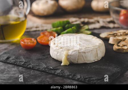 Gegrillter Käse mit Gemüse, Olivenöl, Knoblauch und Kräuter Stockfoto