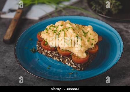 Vollkornbrot Einbau als Sandwitch, frisches Gemüse und Eier Stockfoto