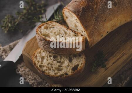 Frisches Gebäck Baguette mit Kräutern, Knoblauch von zu Hause Bäckerei Stockfoto