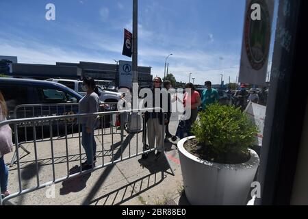 New York City, USA. Mai 2020. Menschen, die an Unsicherheiten in der Nahrungsmittelinvinsulierung leiden, werden am Northern Boulevard im Stadtteil Queens in New York, NY, am 20. Mai 2020, mit Lebensmittelspenden angestellt. Organisiert von den Lebensmittelmanufakturen Goya und Mecenas (Mexican Cultural Expressions National Society) wurden rund 1500 Kisten Lebensmittel an wartende Menschenmassen verteilt. (Anthony Behar/Sipa USA) Credit: SIPA USA/Alamy Live News Stockfoto