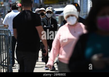 New York City, USA. Mai 2020. Menschen, die an Unsicherheiten in der Nahrungsmittelinvinsulierung leiden, werden am Northern Boulevard im Stadtteil Queens in New York, NY, am 20. Mai 2020, mit Lebensmittelspenden angestellt. Organisiert von den Lebensmittelmanufakturen Goya und Mecenas (Mexican Cultural Expressions National Society) wurden rund 1500 Kisten Lebensmittel an wartende Menschenmassen verteilt. (Anthony Behar/Sipa USA) Credit: SIPA USA/Alamy Live News Stockfoto