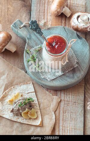 Pilz Pastete mit frischem Thymian im Glas dekoriert Stockfoto
