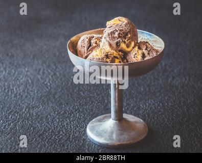 Orange und Schokolade Eis in Vintage vase Stockfoto