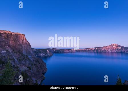 Panoramablick in der Dämmerung im Crater Lake National Park, Oregon, usa. Stockfoto