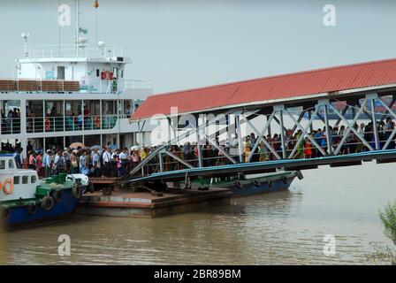 Eine Passagierfähre, die nach einer Fahrt über den Yangon-Fluss, Yangon, Myanmar, Asien am Pansodan-Fährterminal von Dala ankommt. Stockfoto