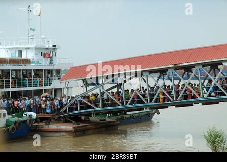 Eine Passagierfähre, die nach einer Fahrt über den Yangon-Fluss, Yangon, Myanmar, Asien am Pansodan-Fährterminal von Dala ankommt. Stockfoto