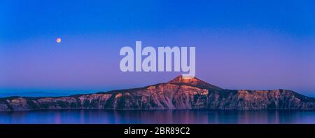 Panoramablick in der Dämmerung im Crater Lake National Park, Oregon, usa. Stockfoto