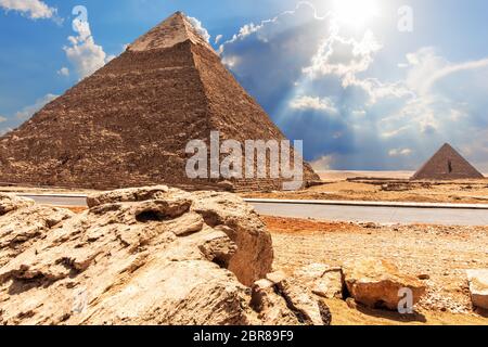 Die Pyramide des Chephren, die Pyramide des Menkaure, Ansicht von der Straße in die Wüste. Stockfoto
