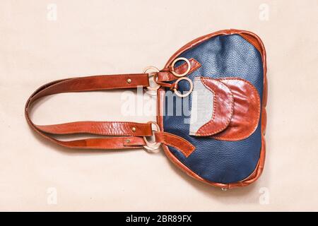 Handgefertigte Leder bowling Tasche auf Holzbrett Stockfoto