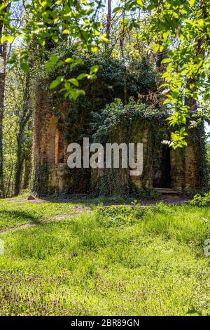 Alte Bäume, Gazebo und Ruinen der alten Kapelle in englischer Park der barocken Schloss Milotice, Südmähren Stockfoto