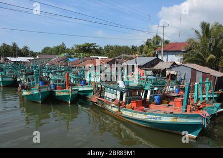 Fischerboote auf einem Fluss in der Nähe der Küste in Kampot, Kambodscha. Stockfoto