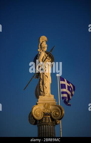 Statue der Göttin Athina, der Göttin des Stückes, der Weisheit und der Kultur, Tochter des Zeus und Beschützer der Stadt Athen, Griechenland. Stockfoto