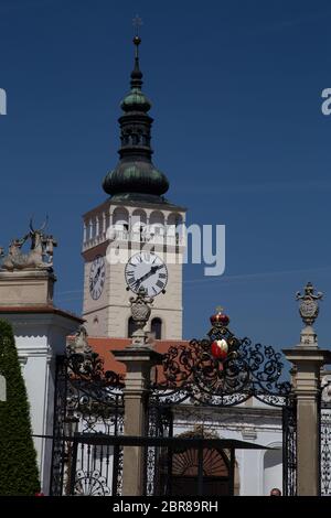 Malerische Stadt Mikulov im Frühjahr sonniger Tag mit blühenden Sträuchern und Bäumen. Mikulov, ausgebreitet auf den Hügeln der Pollauer und umgeben von vineyar Stockfoto