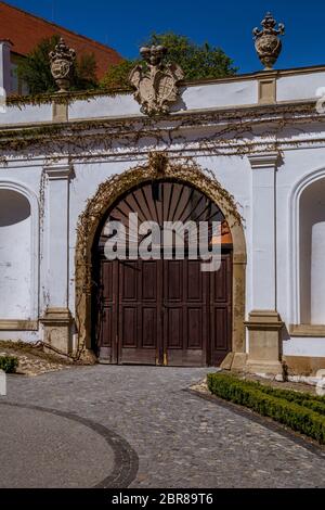 Malerische Stadt Mikulov im Frühjahr sonniger Tag mit blühenden Sträuchern und Bäumen. Mikulov, ausgebreitet auf den Hügeln der Pollauer und umgeben von vineyar Stockfoto