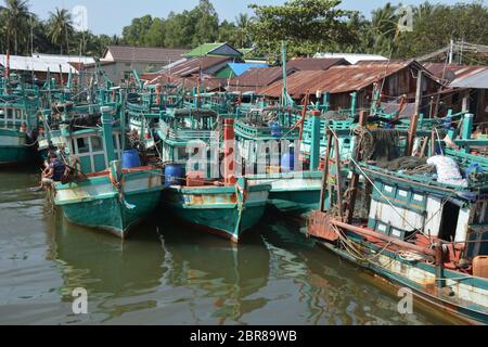 Fischerboote auf einem Fluss in der Nähe der Küste in Kampot, Kambodscha. Stockfoto