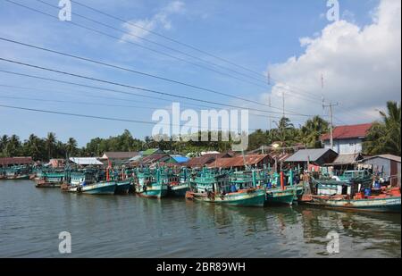 Fischerboote auf einem Fluss in der Nähe der Küste in Kampot, Kambodscha. Stockfoto