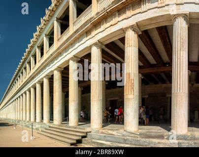 Stoa des Attalos in Athen, Griechenland. Beeindruckendes Gebäude im antiken Agora archäologischen Stätte. Tolle Perspektive von Spalten Stockfoto