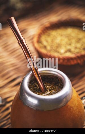 In der Nähe der Yerba Mate Tee in einem Calabash gourd mit Bombilla Stockfoto