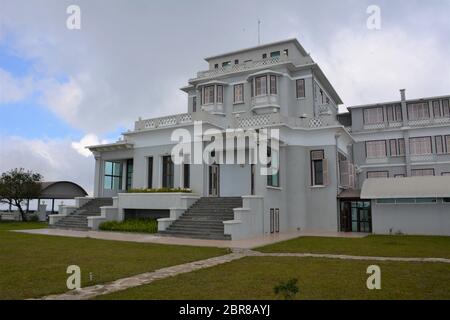 Der Le Bokor Palace an der verlassenen Bokor Hill Station in Kambodscha stammt aus dem Jahr 1925 und wurde vor kurzem modernisiert und in ein Hotel umgewandelt. Stockfoto