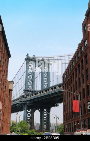 Berühmte Manhattan Bridge in New York mit alten Architektur Schuß von Brooklyn DUMBO Nachbarschaft in New York Stockfoto