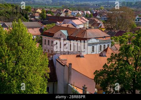 Malerische Stadt Mikulov im Frühjahr sonniger Tag mit blühenden Sträuchern und Bäumen. Mikulov, ausgebreitet auf den Hügeln der Pollauer und umgeben von vineyar Stockfoto