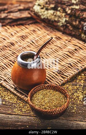 Zusammensetzung der Südamerikanischen Yerba Mate Tee, getrocknete Blätter in Houten und mate Calabash mit Bombilla Stockfoto