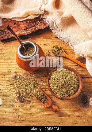 Traditionelle argentinische Mate Tee in einem Calabash gourd mit bombilla Stick Stockfoto