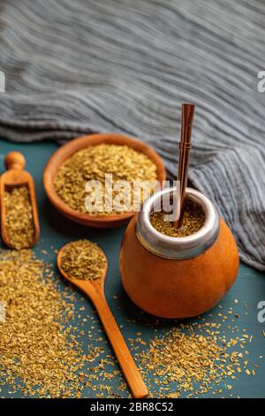 Stapel der Mate Tee und Mate Tee trinken in Calabash gourd serviert mit Bombilla Stockfoto