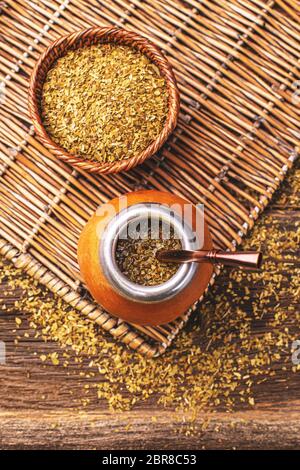 Die traditionellen Südamerikanischen Yerba Mate Tee in Holz- Mate Becher  mit Bombilla aus Metall Stroh als ein Sieb, auf rustikalem Holz  fotografiert dienen Stockfotografie - Alamy