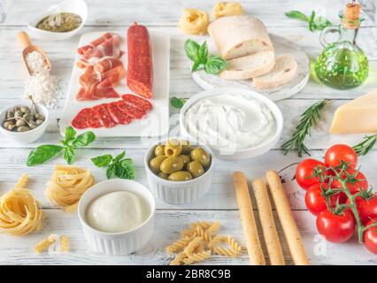 Sortiment an italienischen Lebensmitteln auf dem hölzernen Tisch Stockfoto