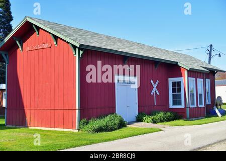 Shabbona, Illinois, USA. Was einst der lokale Bahnhof weiterhin entlang der Burlington Northern Santa Fe Railway Gleise existieren. Stockfoto