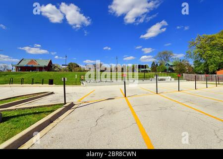 Winfield, Illinois, USA. Ein leerer Parkplatz am Bahnhof ist völlig leer, obwohl es ein Hauptverkehrszeit-Nachmittag ist. Stockfoto