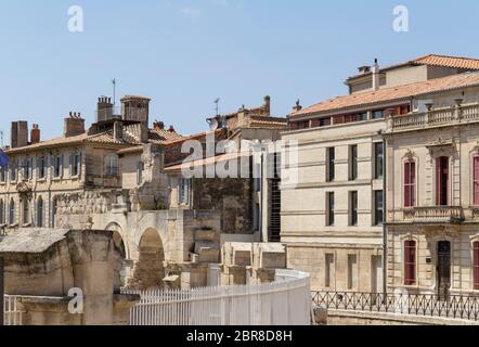 Sonnige Aussicht von Arles in der Provence, im Süden Frankreichs Stockfoto