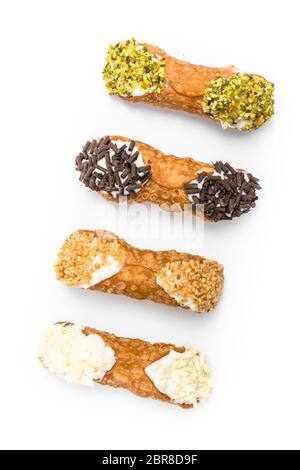 Traditionelle sizilianische Cannoli auf weißem Hintergrund - Ansicht von oben. Stockfoto