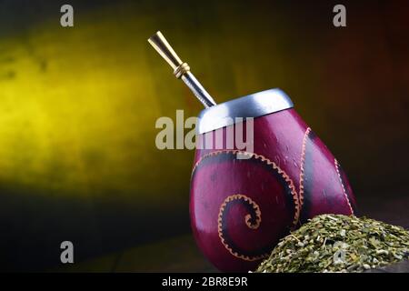 Komposition mit Yerba Mate Cup und Blätter. Stockfoto