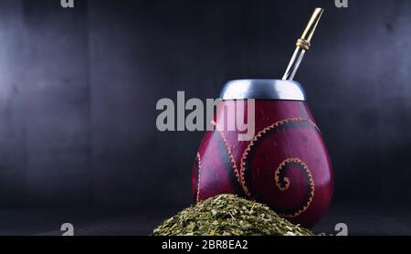 Komposition mit Yerba Mate Cup und Blätter. Stockfoto