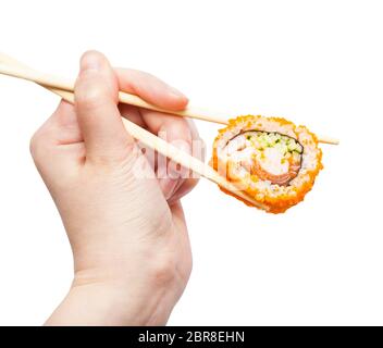 Weibliche hand mit einwegstäbchen hält Kalifornien ebi Sushi Roll auf weißem Hintergrund Stockfoto