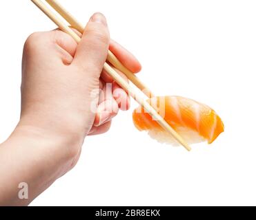 Weibliche Hand mit Stäbchen aus Holz hält Willen nigiri Sushi mit Lachs Fisch auf weißem Hintergrund Stockfoto