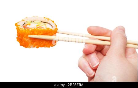 Weibliche Hand mit Stäbchen aus Holz hält Kalifornien ebi Sushi Roll auf weißem Hintergrund Stockfoto
