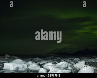 Eisschollen und Northern lights Im Diamond Beach in Island Stockfoto