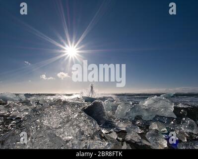 Der gletscher Eis an der Küste des Diamond Beach mit niedrigen Sun Stockfoto