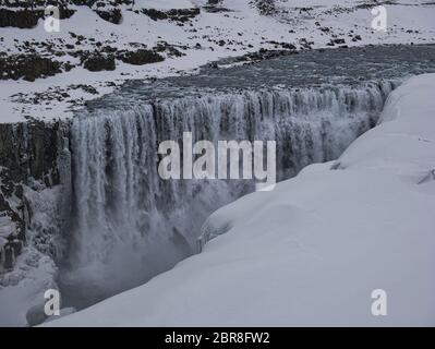 Blick auf den Wasserfall Dettifoss in Island mit frischem Schnee Stockfoto