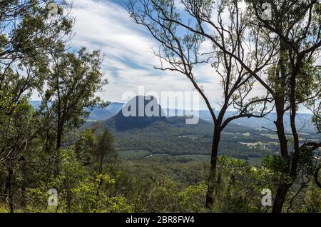 Blick auf den Mount Tibrogargan, stehend bei 364 m, zu Fuß vom Gipfel des Mount Beerburrum in die Glass House Mountains, Australien gesehen. Es ist eine vulkanische p Stockfoto