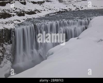 One Shot mit langen Exposition der Dettifoss Wasserfall im Winter Stockfoto